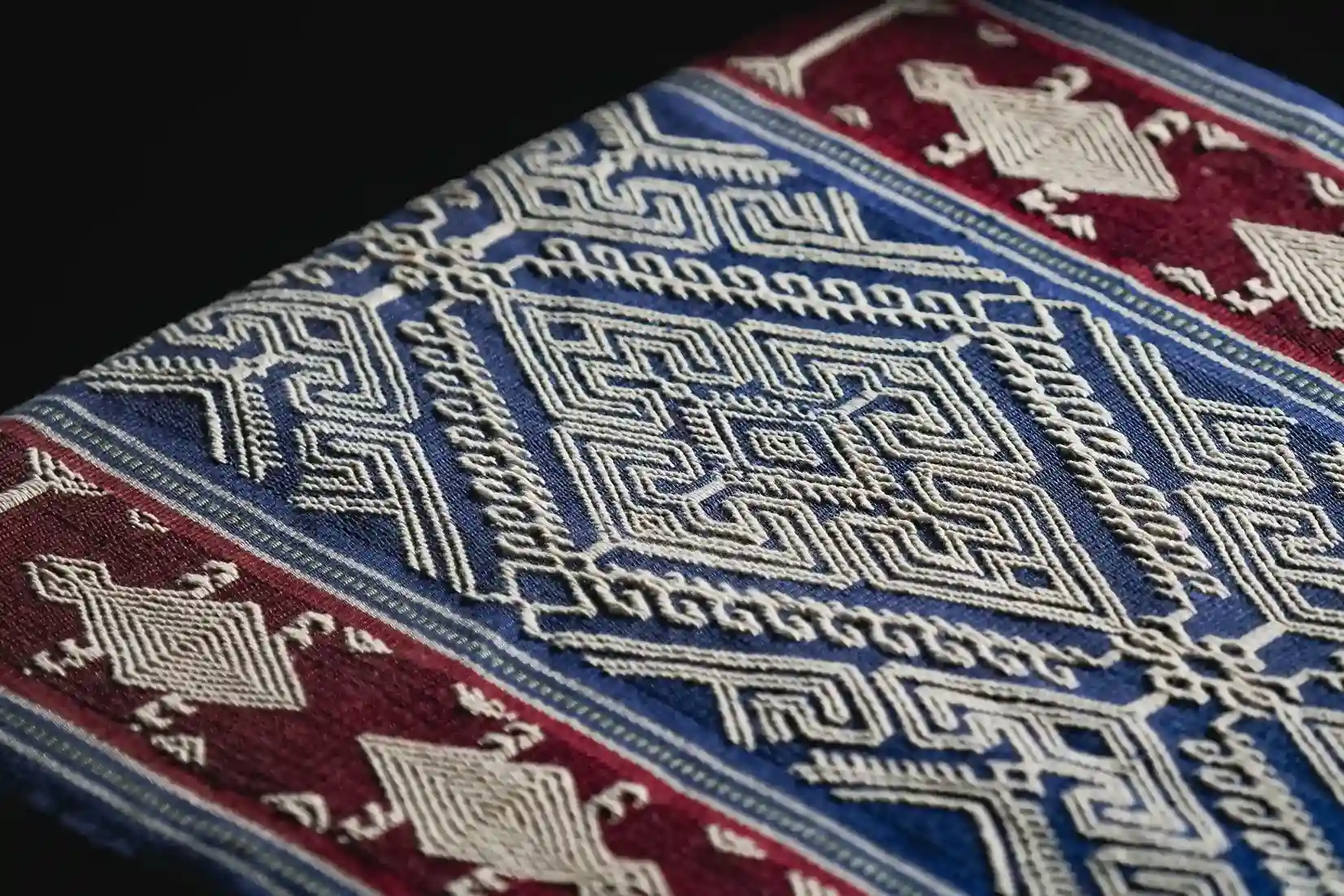 Kain Sarung Pahikung met schildpadmotief | Heritage Tenun | Komodo Luxury