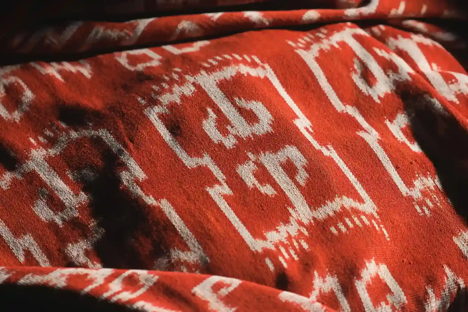 Kain-deken met garnalenmotief | Heritage Tenun | Komodo Luxury