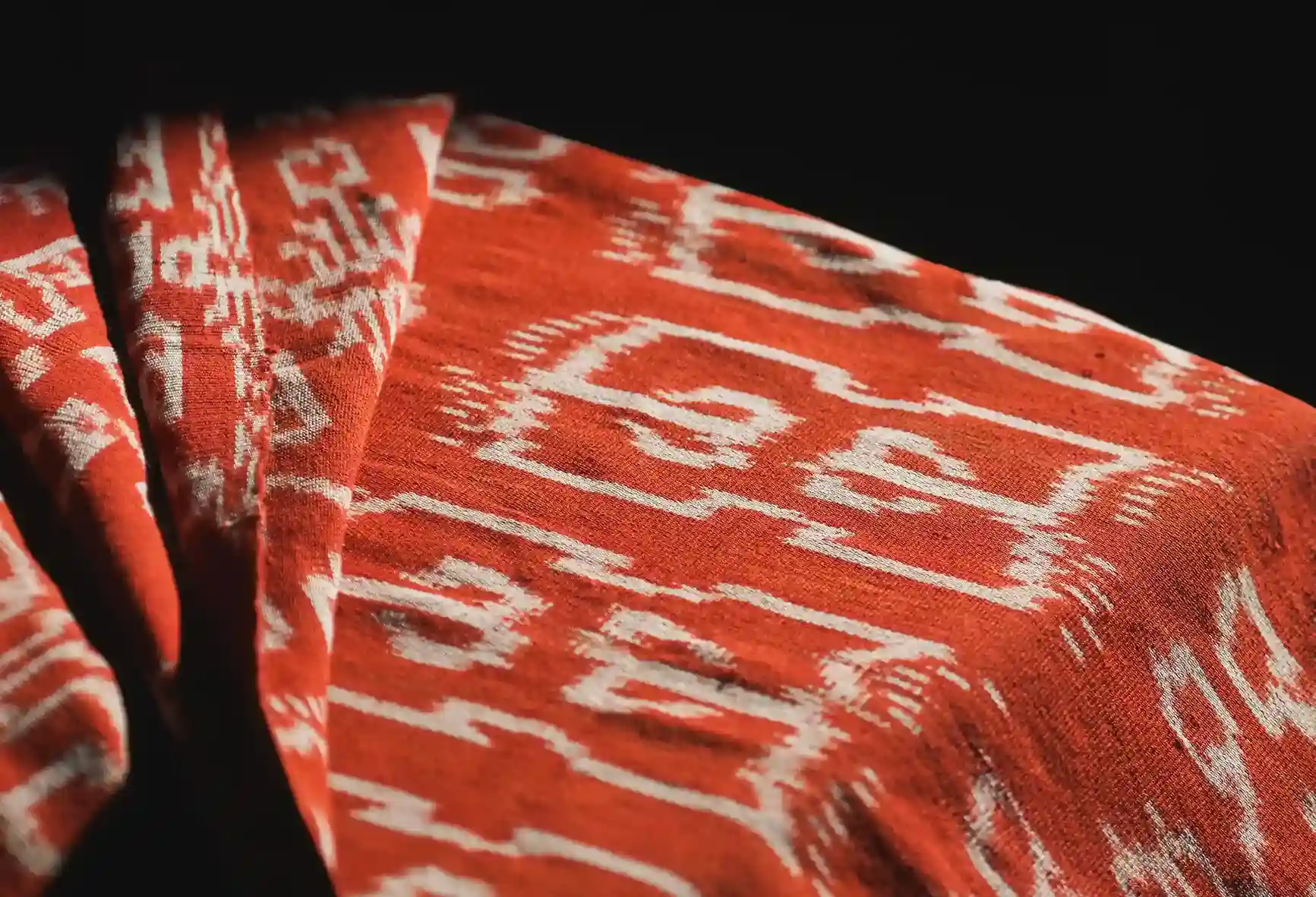 Kain-deken met garnalenmotief | Heritage Tenun | Komodo Luxury