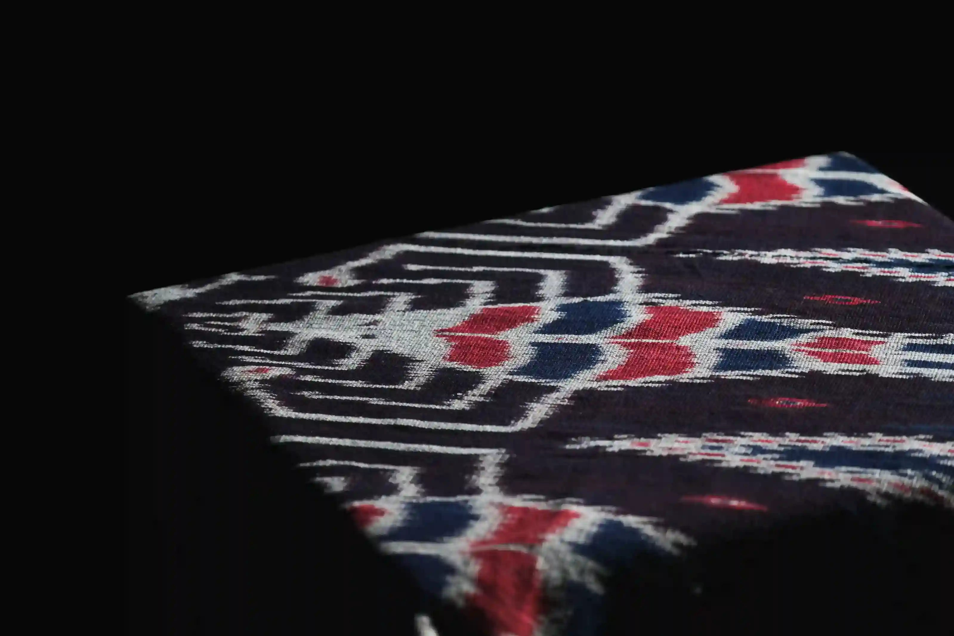 Kain-deken met zwart garnalenmotief | Heritage Tenun | Komodo Luxury