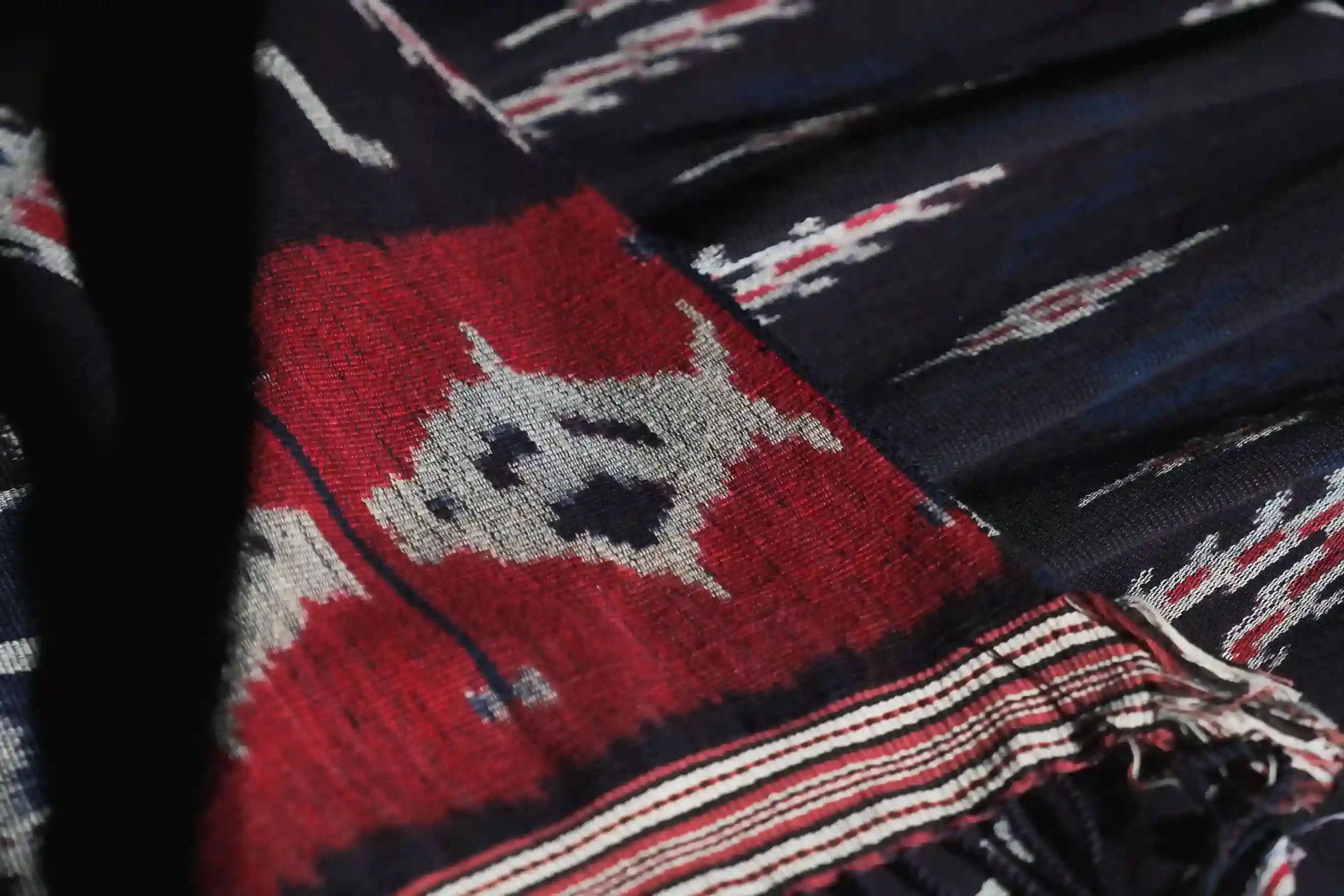 Kain-deken met zwart garnalenmotief | Heritage Tenun | Komodo Luxury