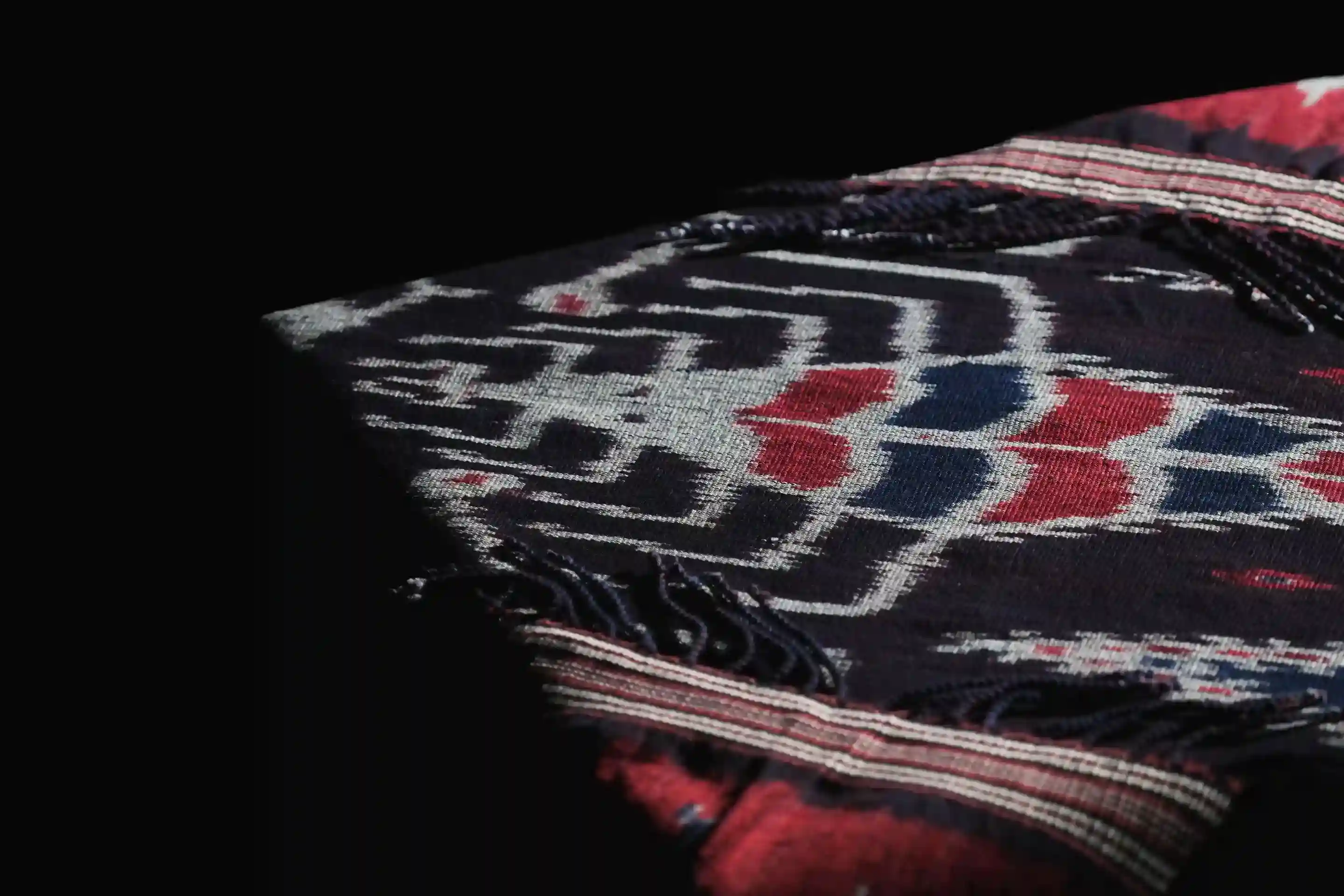 Kain-deken met zwart garnalenmotief | Heritage Tenun | Komodo Luxury