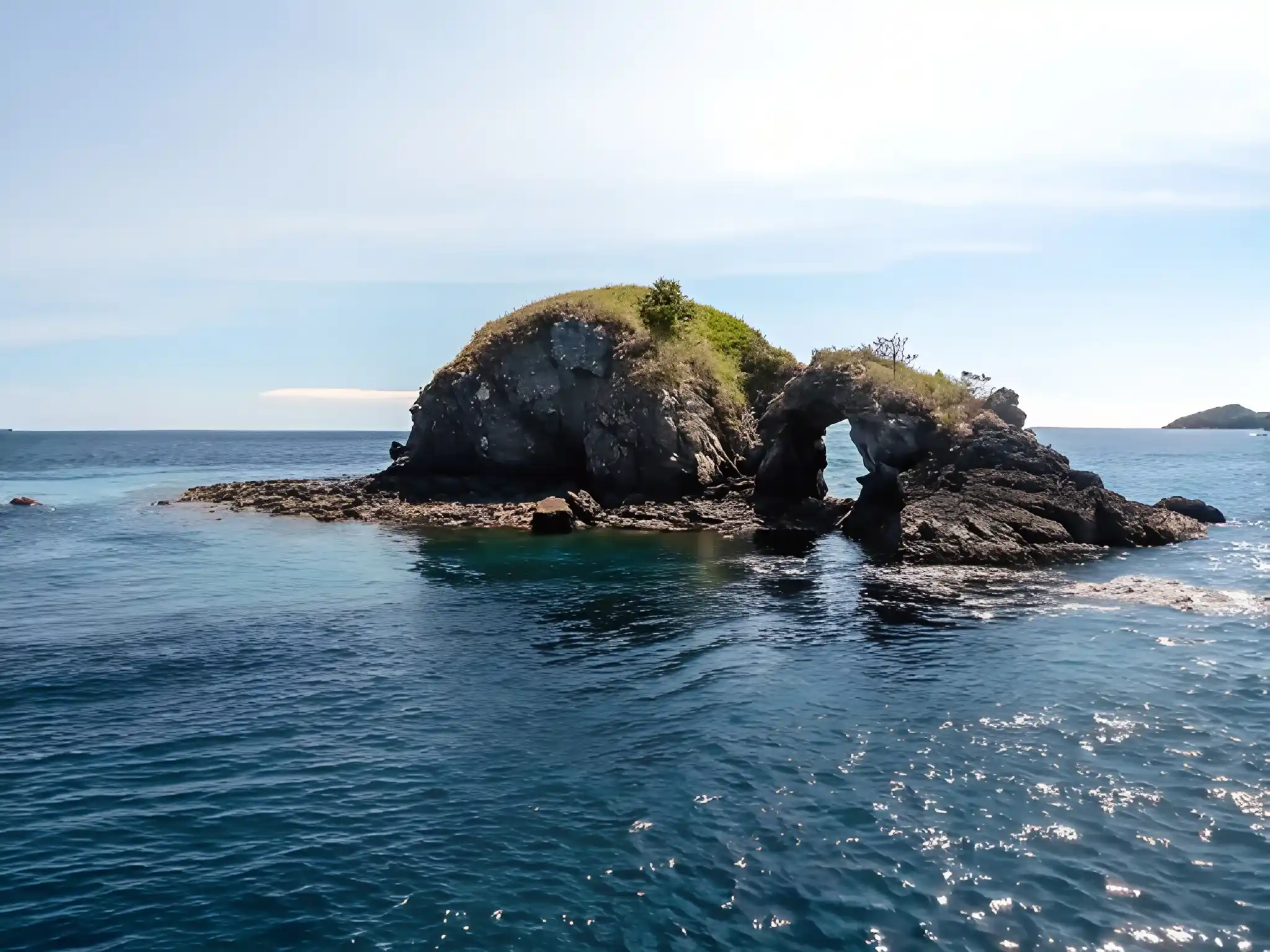 Batu Bolong Diving | Komodo Liveaboard | Komodo Tour | Komodo Luxury