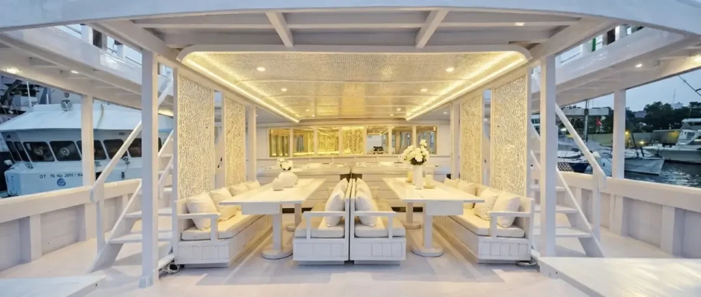 Zona de comedor al aire libre en Komodo Prestige, por Komodo Luxury
